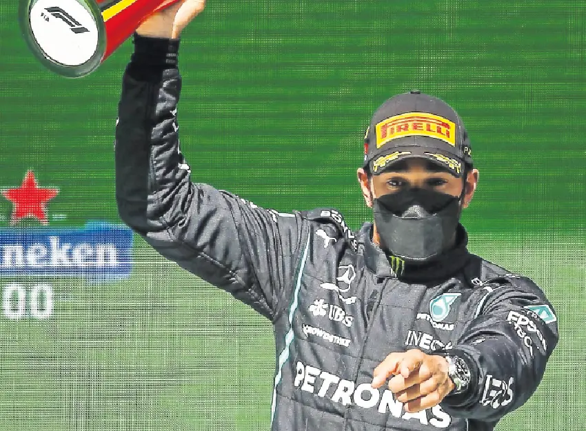 Lews Hamilton con el trofeo de ganador. / EFE