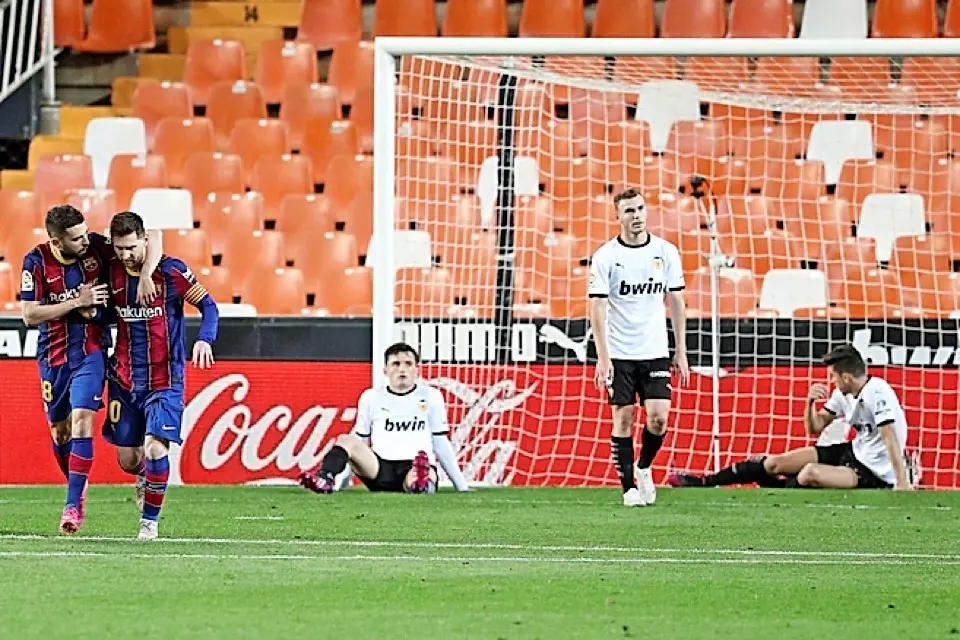 El jugador del FC Barcelona, Jordi Alba felicita a su compa&ntilde;ero Leo Messi tras marcar el primer gol de penalti al Valencia CF. / EFE-Kai F&ouml;rsterling