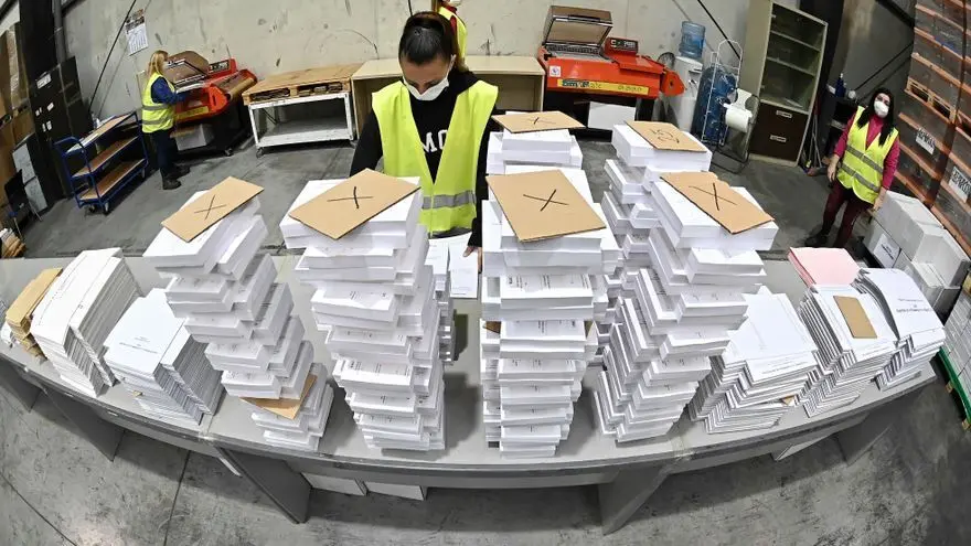 Una operaria organiza parte del material destinado a las elecciones auton&oacute;micas del 4 de mayo. EFE/Fernando Villar/Archivo