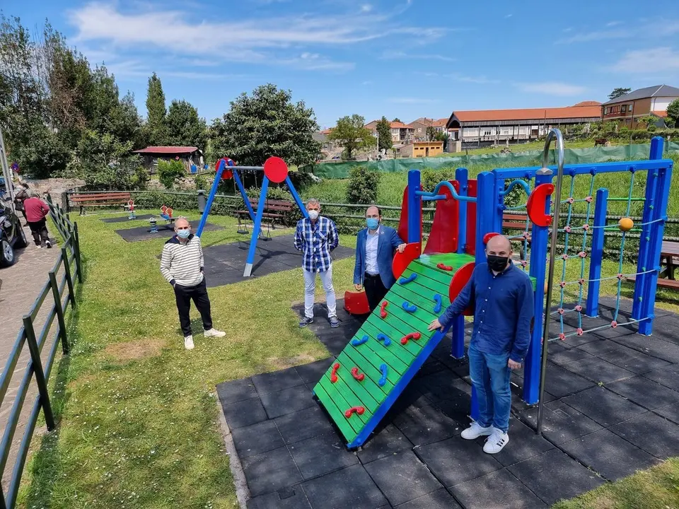 El responsable de Parques y Jardines de Torrelavega, Jos&eacute; Luis Urraca, y el presidente de la Junta Vecinal de Vi&eacute;rnoles, Eduardo Trueba, visitan la restauraci&oacute;n del parque infantil de Vi&eacute;rnoles