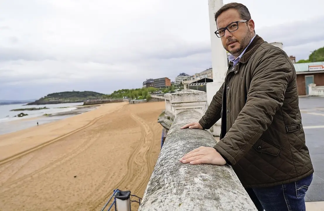 Agust&iacute;n Almod&oacute;bar Barcel&oacute; posa para el fot&oacute;grafo frente a la playa del Sardinero. /  Hardy