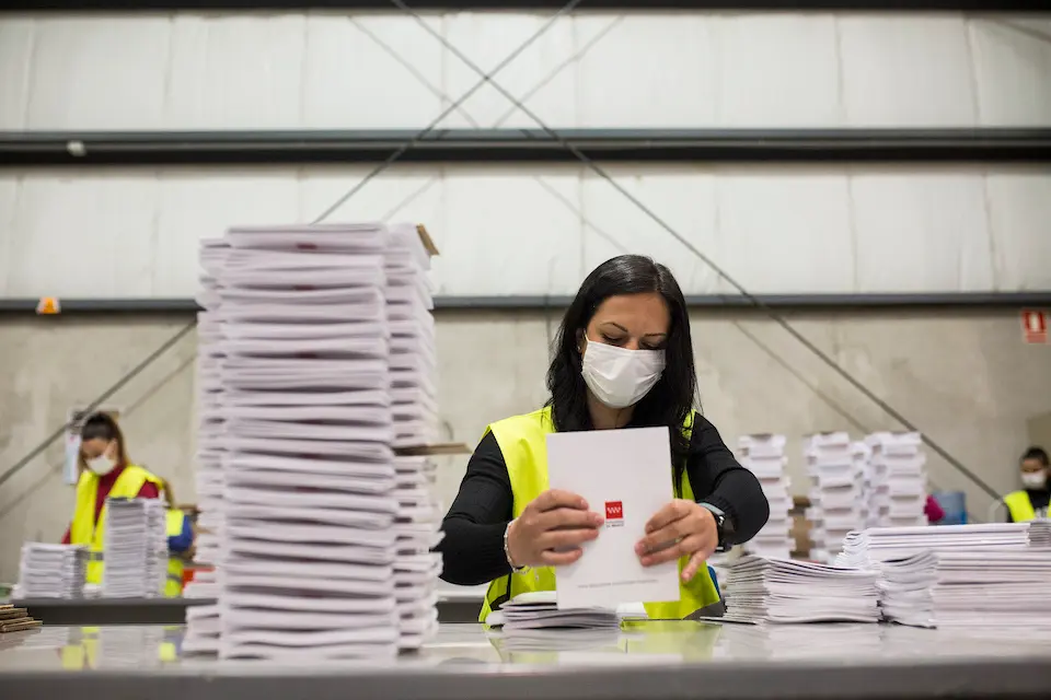 Una trabajadora organiza el almac&eacute;n donde se encuentra el material log&iacute;stico destinado a la jornada electoral del pr&oacute;ximo 4 de mayo, a 27 de abril de 2021, en el Pol&iacute;gono Industrial de La Garena, en Alcal&aacute; de Henares, Madrid, (Espa&ntilde;a). El pr&oacute;ximo 4 de mayo m&aacute;s de 4,8 millones de madrile&ntilde;os podr&aacute;n votar de manera presencial en las elecciones a la Asamblea de Madrid, mediante un amplio dispositivo log&iacute;stico y humano que estar&aacute; a disposici&oacute;n de los 1.084 locales y 7.265 mesas electorales de los 179 municipios de la regi&oacute;n madrile&ntilde;a.
Alejandro Mart&iacute;nez V&eacute;lez / Europa Press
27/4/2021