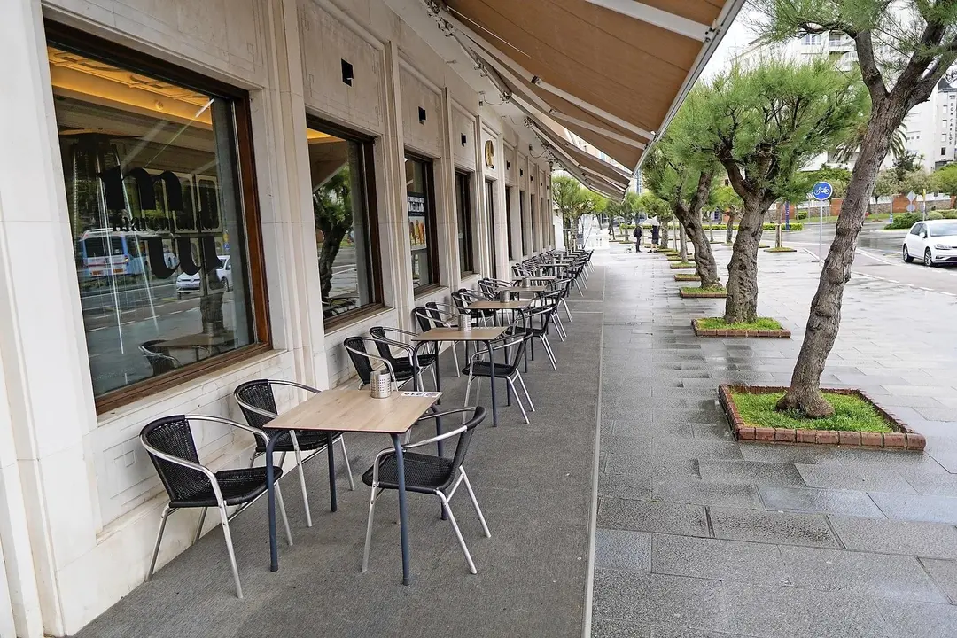 Imagen de una terraza en El Sardinero, en Santander. / HARDY