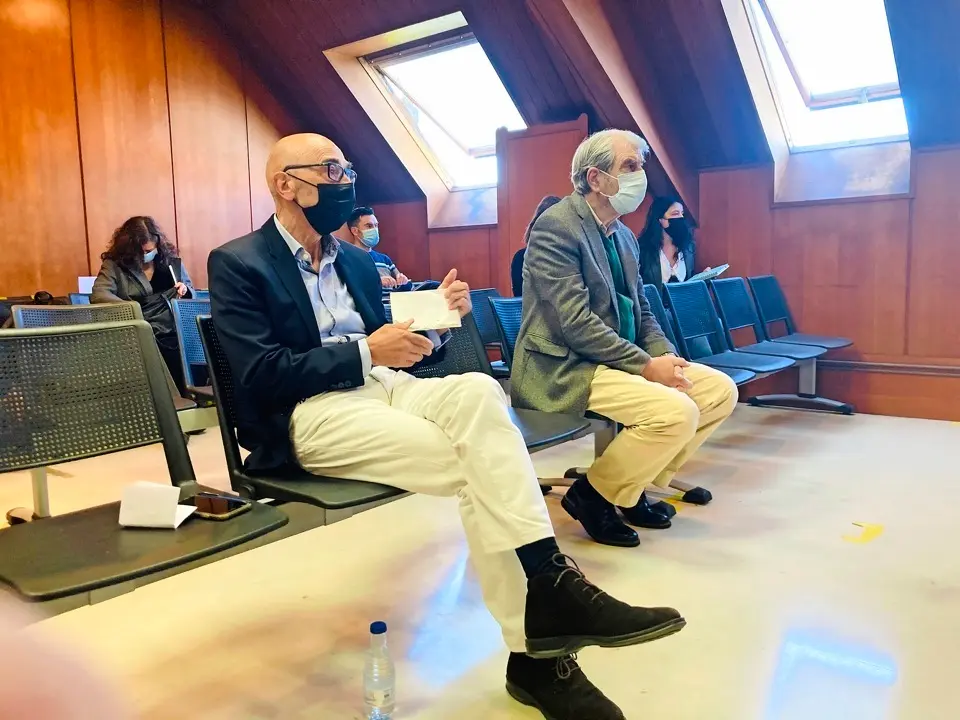 El ex alcalde de Noja Jes&uacute;s D&iacute;az y el ex secretario municipal ayer durante el inicio del juicio. / ALERTa