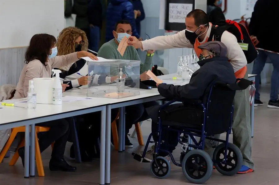 Una persona vota en el colegio p&uacute;blico La Navata de Galapagar. Un total de 5.112.658 personas est&aacute;n llamadas a votar este martes en las elecciones auton&oacute;micas de Madrid (casi 260.000 lo solicitaron hacer por correo), con m&aacute;s inter&eacute;s nacional que en otras ocasiones por la rivalidad planteada entre Isabel D&iacute;az Ayuso y Pedro S&aacute;nchez. EFE/J.J. Guill&eacute;n