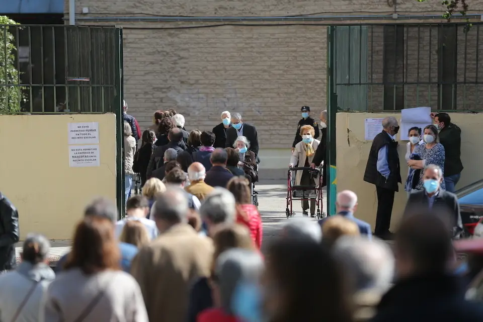 Decenas de personas hacen cola para votar en el Colegio Joaqu&iacute;n Turina de Arturo Soria, a 4 de mayo de 2021, en Madrid (Espa&ntilde;a). Un total de 5.112.658 madrile&ntilde;os est&aacute;n llamados a las urnas hoy 4 de mayo, lo que supone 53.406 m&aacute;s de los que fueron convocados en los comicios auton&oacute;micos de 2019, seg&uacute;n el censo electoral reflejado en el INE, recogido en los 179 municipios de la regi&oacute;n. Para estas elecciones se han constituido 7.265 mesas electorales en 1.084 locales.
04 MAYO 2021;4M;ELECCIONES;COMUNIDAD DE MADRID;ASAMBLEA DE MADRID;PRESIDENCIA;VOTOS
Isabel Infantes / Europa Press
4/5/2021