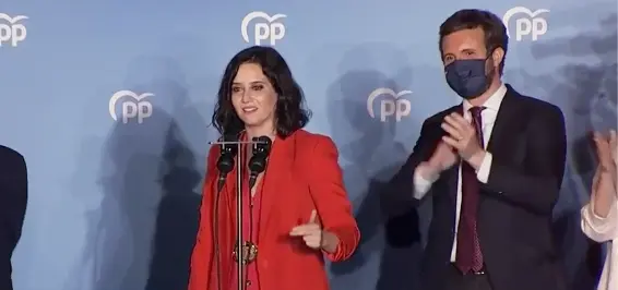 La presidenta de la Comunidad de Madrid y candidata del PP a la reelecci&oacute;n Isabel D&iacute;az Ayuso, y el presidente del PP, Pablo Casado, celebran juntos desde el balc&oacute;n instalado en la sede del partido, en la calle G&eacute;nova, la victoria electoral en Madrid.