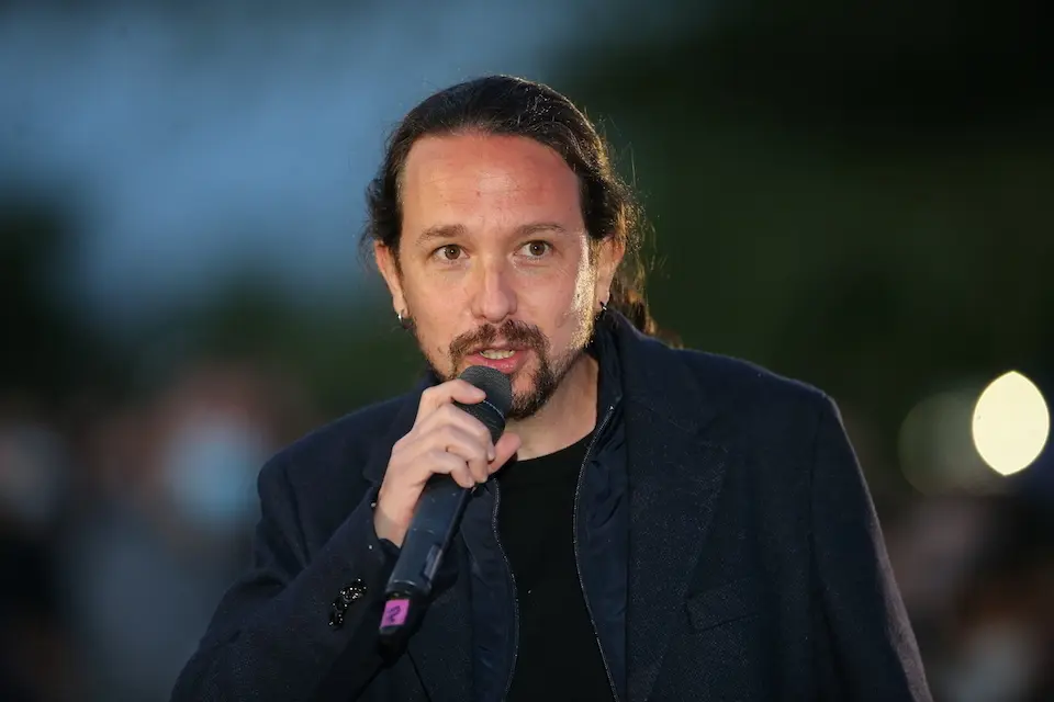 El candidato de Unidas Podemos a la presidencia de la Comunidad de Madrid y secretario general de Podemos, Pablo Iglesias interviene durante el acto de cierre de campa&ntilde;a del partido en el anfiteatro Lourdes y Mariano del parque de la Cu&ntilde;a Verde de Vic&aacute;lvaro, a 2 de mayo de 2021, en Madrid (Espa&ntilde;a). El acto tendr&aacute; aforo limitado y respetar&aacute; todas las medidas de seguridad sanitarias.