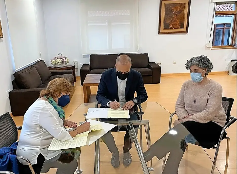 Momento de la firma del convenio de colaboraci&oacute;n con la Asociaci&oacute;n Monta&ntilde;esa de Ayuda al Toxic&oacute;mano (AMAT). / ALERTA