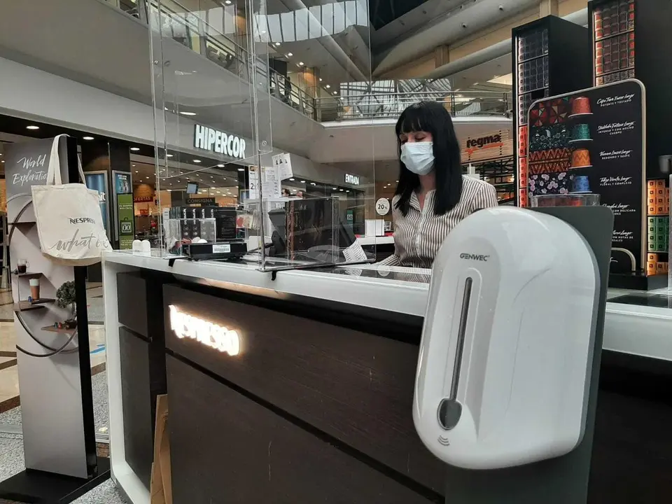 Una trabajadora en el Centro Comercial El Corte Ingles. / S. D&Iacute;AZ