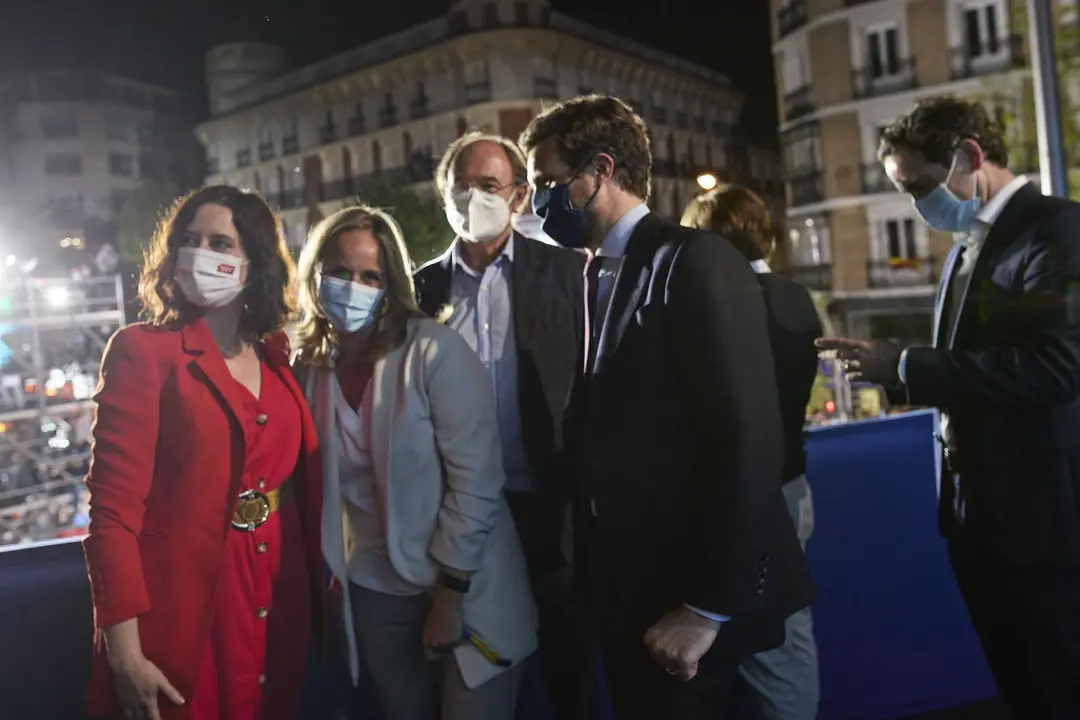 La presidenta de la Comunidad de Madrid, Isabel D&iacute;az Ayuso; la secretaria general del PP de Madrid, Ana Camins; el presidente del PP de Madrid, P&iacute;o Garc&iacute;a-Escudero; y el presidente del PP, Pablo Casado, celebran la victoria electoral. 4 de mayo de 2021.