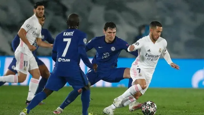 Eden Hazard conduce la pelota ante Kant&eacute; en el Real Madrid-Chelsea de ida de las semifinales de la Liga de Campeones 2020-2021 - Oscar J. Barroso / AFP7 / Europa Press