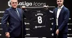 Archivo - Javier Tebas presenta a Andr&eacute;s Iniesta como LaLiga Icon - LALIGA - Archivo