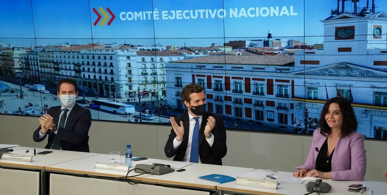 El l&iacute;der del PP, Pablo Casado, preside la reuni&oacute;n del Comit&eacute; Ejecutivo Nacional del PP flanqueado por la presidenta madrile&ntilde;a Isabel D&iacute;az Ayuso y el secretario general del PP, Teodoro Garc&iacute;a Egea, tras la victoria del 4M. En Madrid, 5 de mayo de 2021.
