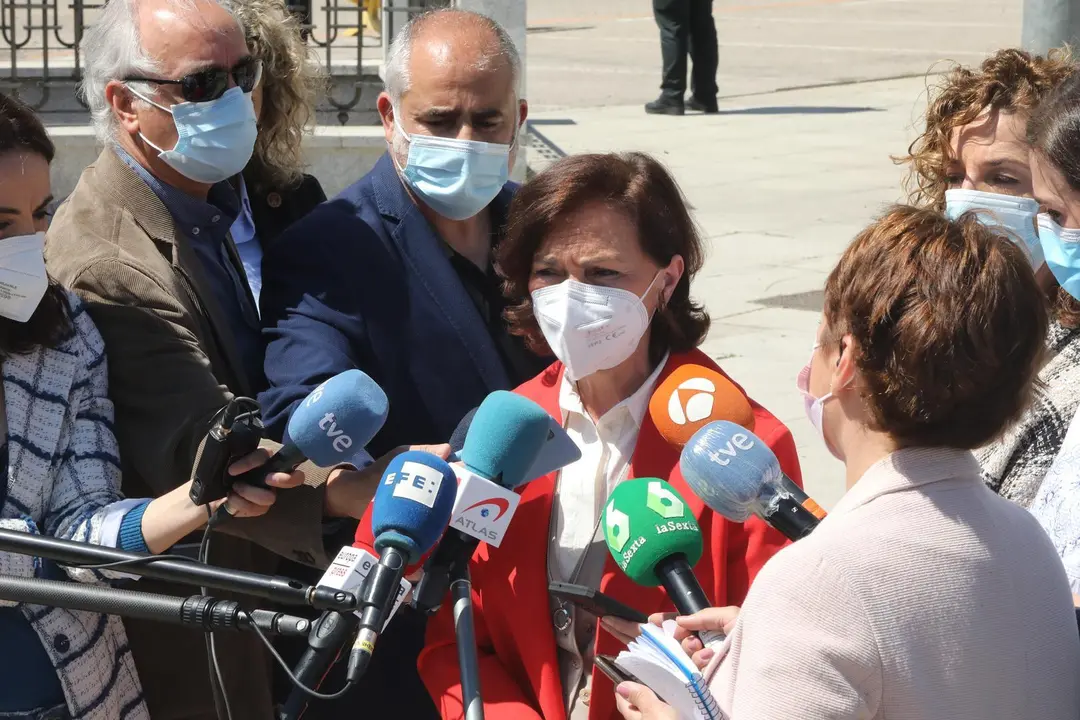 La vicepresidenta primera del Gobierno y ministra de la Presidencia, Relaciones con las Cortes y Memoria Democr&aacute;tica, Carmen Calvo, ofrece declaraciones a los medios, en el marco de un homenaje y recuerdo de las v&iacute;ctimas espa&ntilde;olas del nazismo en el Jard&iacute;n