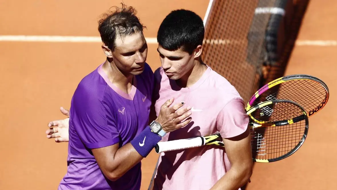 El tenista Rafa Nadal celebra su victoria ante Carlos Alcaraz durante el partido de treintaidosavos de final del Mutua Madrid Open, en la Caja M&aacute;gica, en Madrid. EFE/ Rodrigo Jim&eacute;nez