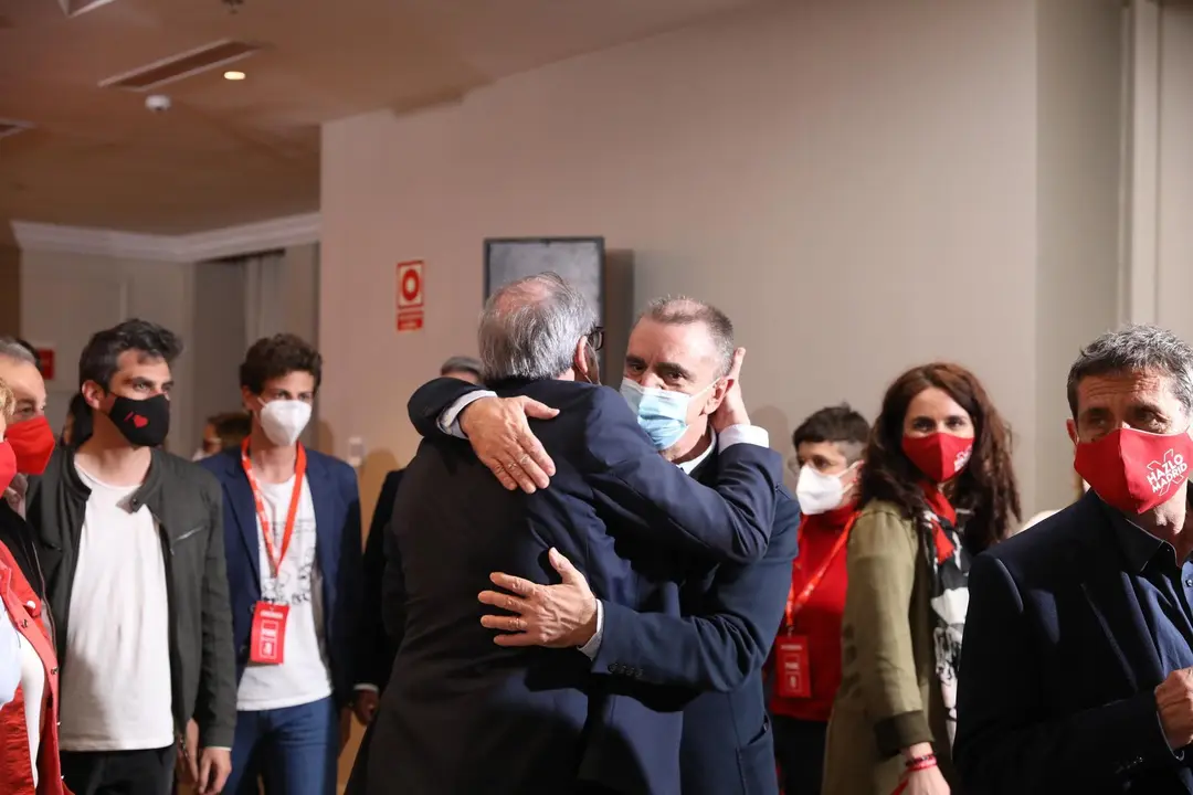 El candidato del PSOE a la Presidencia de la Comunidad de Madrid, Angel Gabilondo, abraza al secretario general del PSOE-M , Jos&eacute; Manuel Franco