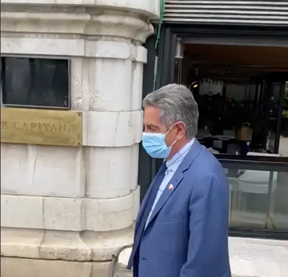 El presidente de Cantabria, a su salida del conocido restaurante.