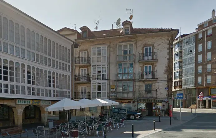 Vista de unas terrazas en la Plaza Diez Vicario en Reinosa.
