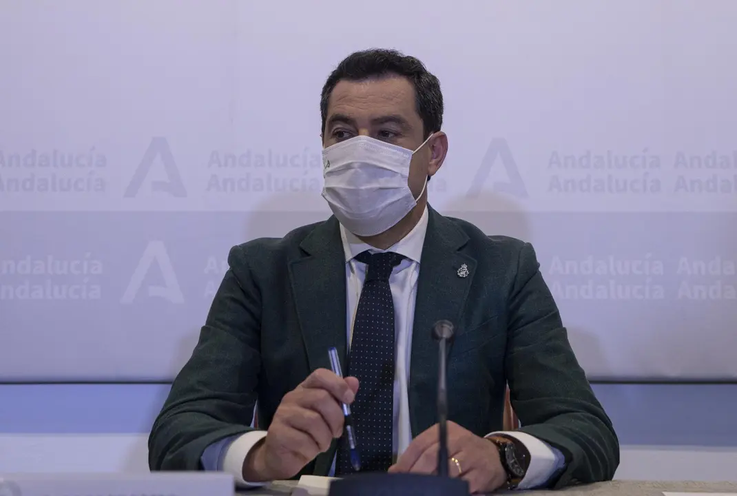 El presidente de la Junta, Juanma Moreno, (c) durante la reuni&oacute;n del Consejo Asesor de Alertas de Salud P&uacute;blica de Alto Impacto celebrada en el Palacio de San Telmo, a 06 mayo de 2021, en Sevilla (Andaluc&iacute;a, Espa&ntilde;a).