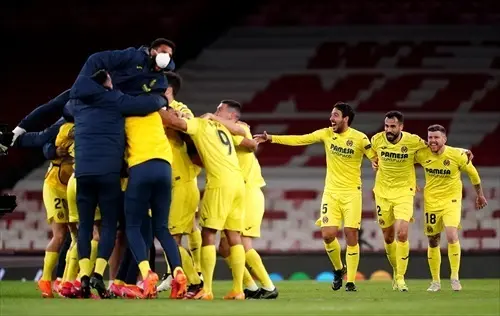 Los jugadores del Villarreal celebran tras el pitido final del partido de f&uacute;tbol de vuelta de las semifinales de la UEFA Europa League entre el Arsenal FC y el Villarreal CF en el Emirates Stadium. Foto: John Walton/PA Wire/dpa