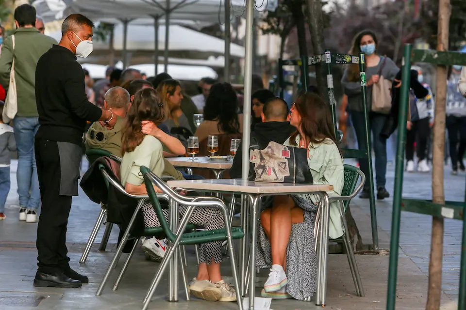 Varias personas, en la terraza de un bar, a 31 de marzo de 2021, en Madrid (Espa&ntilde;a), La tarde de este mi&eacute;rcoles comienza la Semana Santa para muchos madrile&ntilde;os, que han acudido a las terrazas de los bares de la capital. Hosteler&iacute;a de Espa&ntilde;a reclam&oacute; ayer el cese de la &ldquo;estrategia criminalizadora&rdquo; en el sector de la restauraci&oacute;n con medidas restrictivas y pedido que, por el contrario, se trabaje junto al sector a trav&eacute;s de medidas en positivo, como puede ser el pasaporte sanitario que permita la movilidad a las personas vacunadas y se fomente as&iacute; el turismo seguro.
Ricardo Rubio / Europa Press
31/3/2021