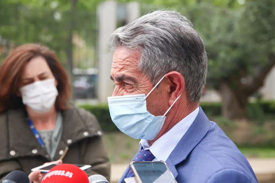 El presidente de Cantabria, Miguel &Aacute;ngel Revilla, ofrece declaraciones a los medios despu&eacute;s de su reuni&oacute;n con la vicepresidenta econ&oacute;mica, en la sede del Ministerio, a 30 de abril de 2021, en Madrid (Espa&ntilde;a). Durante el encuentro, el presidente c&aacute;ntabro y la vicepresidenta han abordado las iniciativas presentadas para la obtenci&oacute;n de fondos europeos, como el proyecto del Llano de La Pasiega.
30 ABRIL 2021;MIGUEL &Aacute;NGEL REVILLA;FONDOS EUROPEOS;NADIA CALVI&Ntilde;O;CANTABRIA;ECONOM&Iacute;A;
Ricardo Rubio / Europa Press
30/4/2021