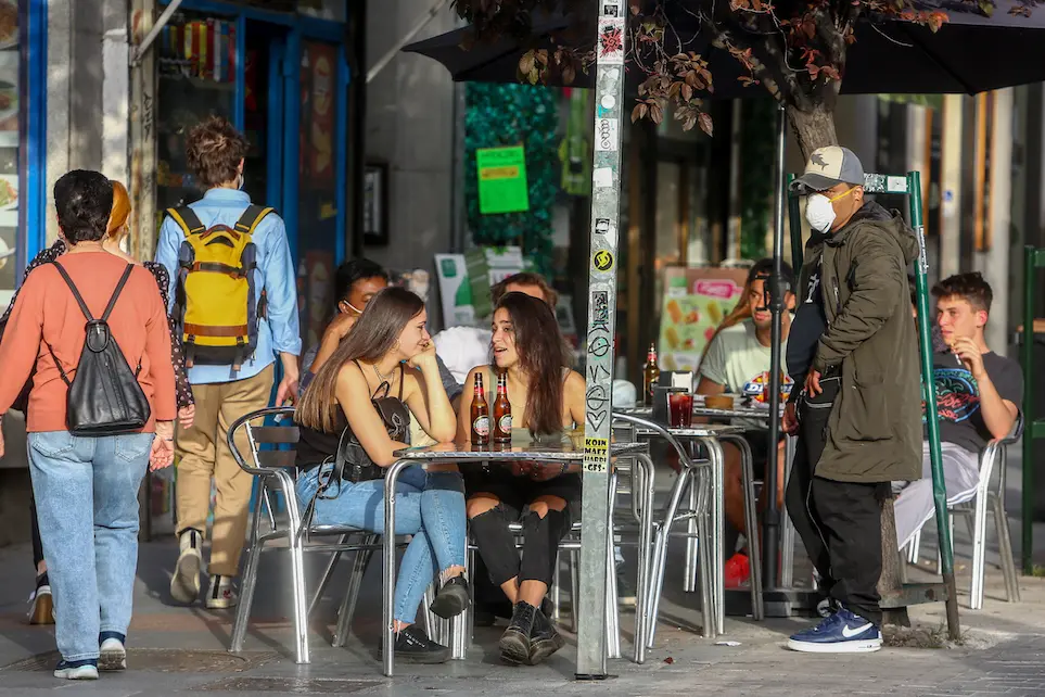 Varias personas, en la terraza de un bar, a 31 de marzo de 2021, en Madrid (Espa&ntilde;a), La tarde de este mi&eacute;rcoles comienza la Semana Santa para muchos madrile&ntilde;os, que han acudido a las terrazas de los bares de la capital. Hosteler&iacute;a de Espa&ntilde;a reclam&oacute; ayer el cese de la &ldquo;estrategia criminalizadora&rdquo; en el sector de la restauraci&oacute;n con medidas restrictivas y pedido que, por el contrario, se trabaje junto al sector a trav&eacute;s de medidas en positivo, como puede ser el pasaporte sanitario que permita la movilidad a las personas vacunadas y se fomente as&iacute; el turismo seguro.
Ricardo Rubio / Europa Press
  (Foto de ARCHIVO)
31/3/2021
Ricardo Rubio / Europa Press
  (Foto de ARCHIVO)
31/3/2021
