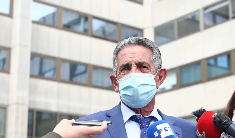 El presidente de Cantabria, Miguel &Aacute;ngel Revilla, ofrece declaraciones a los medios despu&eacute;s de su reuni&oacute;n con la vicepresidenta econ&oacute;mica, en la sede del Ministerio, a 30 de abril de 2021, en Madrid (Espa&ntilde;a). Durante el encuentro, el presidente c&aacute;ntabro y la vicepresidenta han abordado las iniciativas presentadas para la obtenci&oacute;n de fondos europeos, como el proyecto del Llano de La Pasiega.