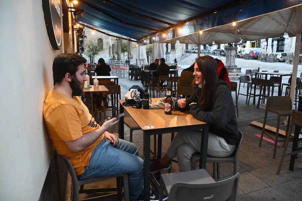 Dos personas en una terraza de Ca&ntilde;ad&iacute;o en Santander. / Hardy
