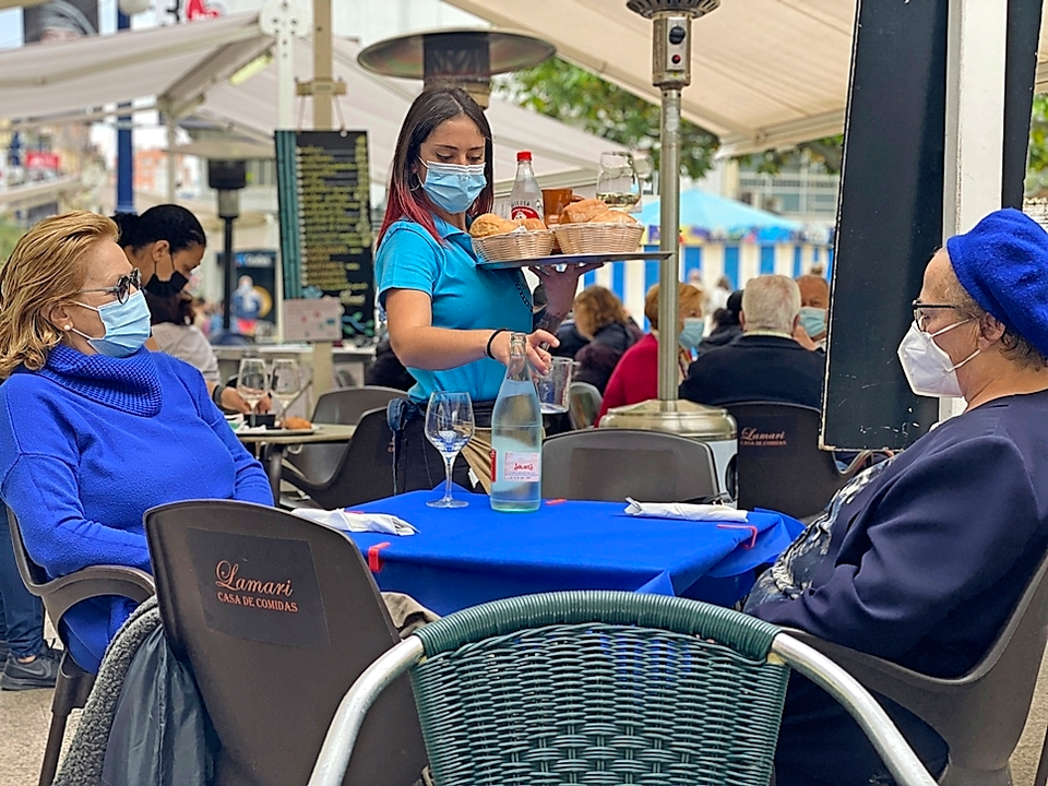 Una camarera sirve la comida en un bar de la capital c&aacute;ntabra, ayer viernes. / Hardy