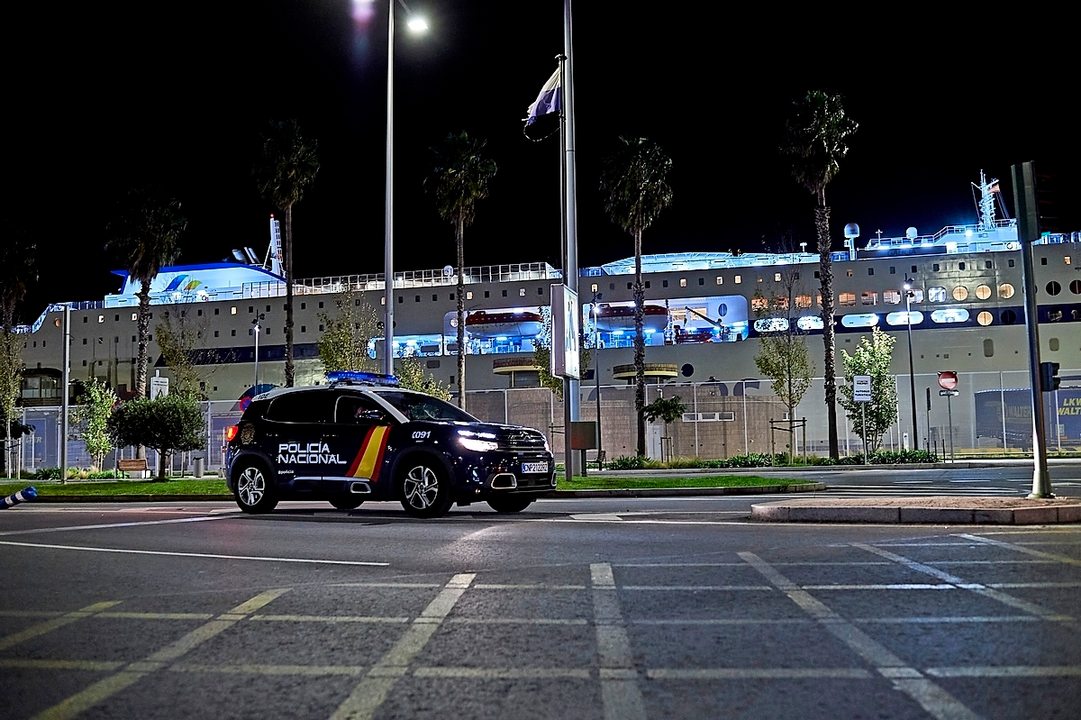 Una patrulla de la Polic&iacute;a Local vigila la capital c&aacute;ntabra durante la noche. / JUAN MANUEL SERRANO ARCE