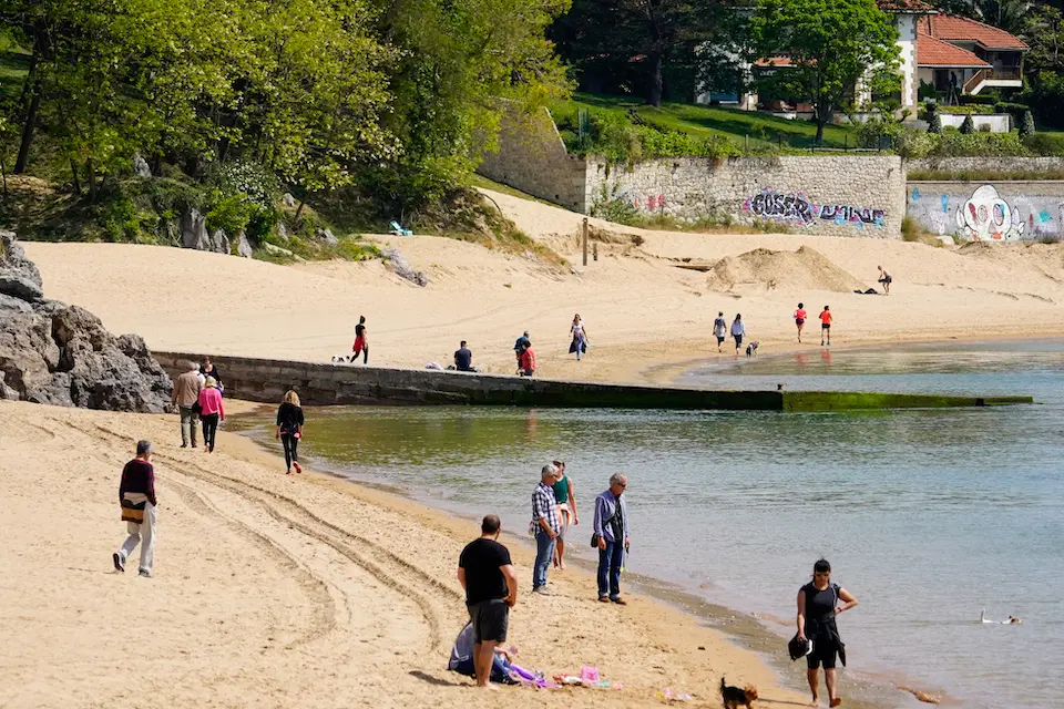 Varias personas pasean por la playa de Santander. / Hardy