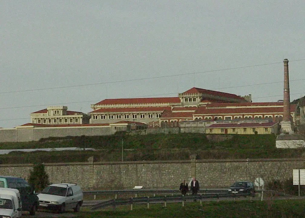 Archivo - Exterior del penal "El Dueso", situado en Santo&ntilde;a.
