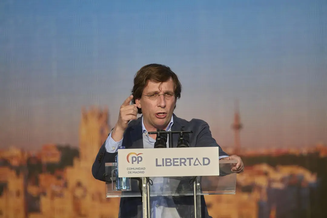 El alcalde de Madrid, Jos&eacute; Luis Mart&iacute;nez-Almeida interviene en el &uacute;ltimo acto de campa&ntilde;a del partido, en el barrio de Salamanca, a 2 de mayo de 2021, en Madrid (Espa&ntilde;a). El PP pone fin a su campa&ntilde;a electoral en el barrio de Salamanca