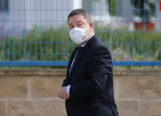 El presidente de Castilla-La Mancha, Emiliano Garc&iacute;a-Page, a su llegada a una visita al Centro de Investigaci&oacute;n B&aacute;sica de la compa&ntilde;&iacute;a farmac&eacute;utica Janssen Cilag, a 28 de abril de 2021, en Toledo, Castilla-La Mancha, Espa&ntilde;a - ISABEL INFANTES / EUROPA PRESS