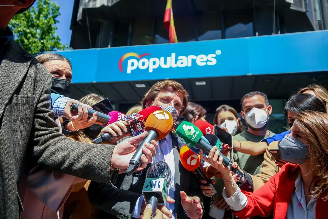 El alcalde de Madrid y portavoz nacional del PP, Jos&eacute; Luis Mart&iacute;nez-Almeida, ofrece declaraciones a los medios frente a la sede del partido en la calle G&eacute;nova, antes del Comit&eacute; Ejecutivo Nacional, a 5 de mayo de 2021, en Madrid, (Espa&ntilde;a). 