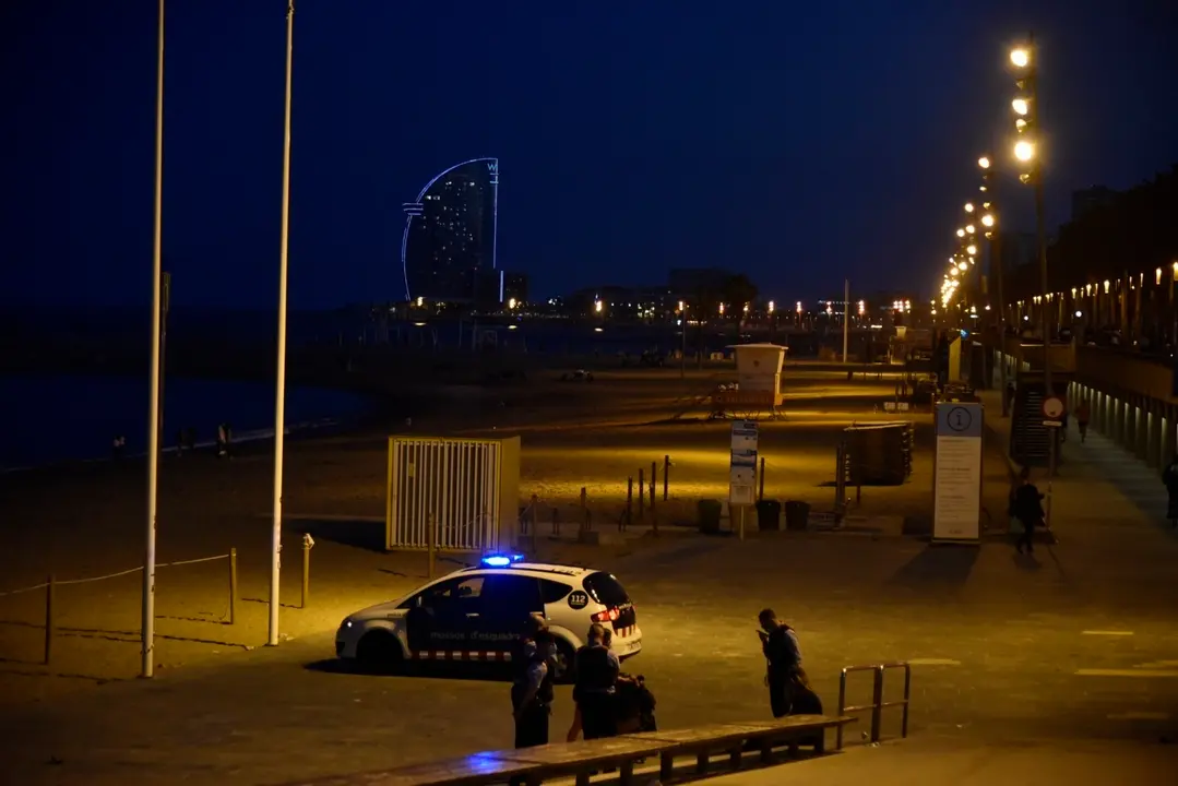 Mossos d'Esquadra en la playa de Barcelona la &uacute;ltima noche de toqueda de queda en Barcelona