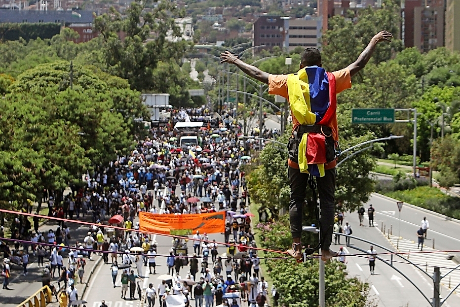 AME4796. CALI (COLOMBIA), 03/05/2021.- Manifestantes se enfrentan con miembros del Escuadr&oacute;n M&oacute;vil Antidisturbios (ESMAD) durante las protestas hoy en Cali (Colombia). Las protestas contra la pol&iacute;tica econ&oacute;mica del Gobierno colombiano continuar&aacute;n, enfocadas ahora en la oposici&oacute;n a la reforma de la salud, y con ese fin fue convocado para el pr&oacute;ximo mi&eacute;rcoles un nuevo paro nacional, anunciaron este lunes los dirigentes sindicales. EFE/ Ernesto Guzm&aacute;n Jr