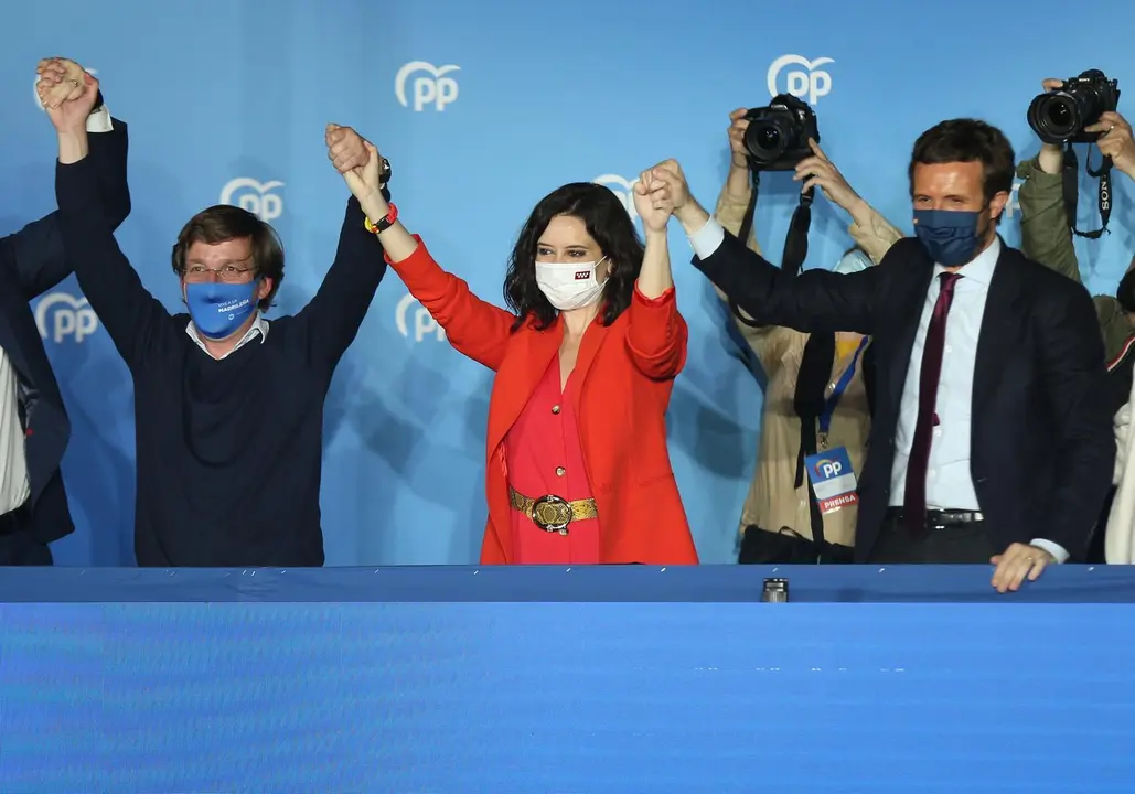 El alcalde de Madrid, Jos&eacute; Luis Mart&iacute;nez-Almeida; la presidenta de la Comunidad de Madrid, Isabel D&iacute;az Ayuso, y el presidente del PP, Pablo Casado, celebran la victoria del PP en las elecciones madrile&ntilde;as. En Madrid, a 4 de mayo e 2021.