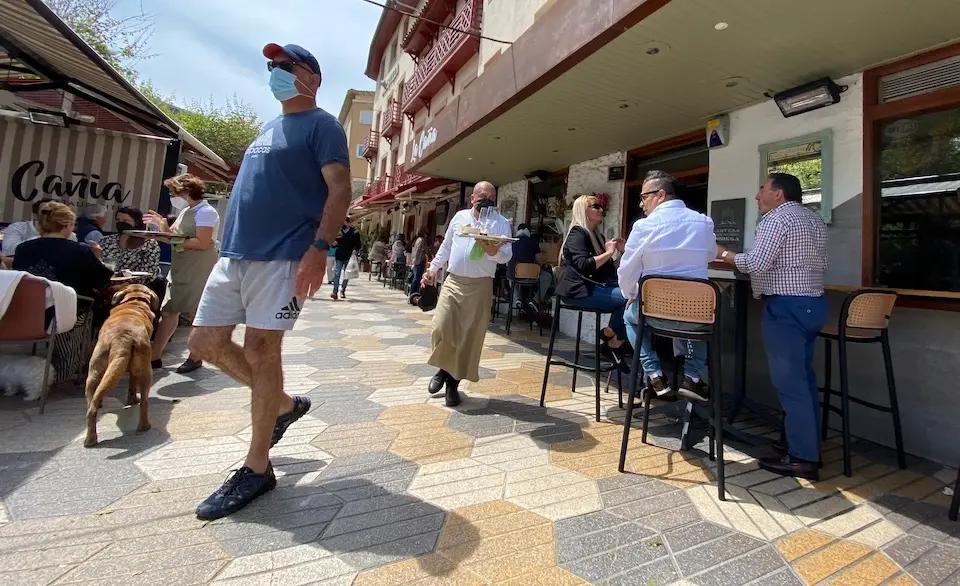 Varias personas por la inmediaciones del Sardinero en Santander. / Hardy