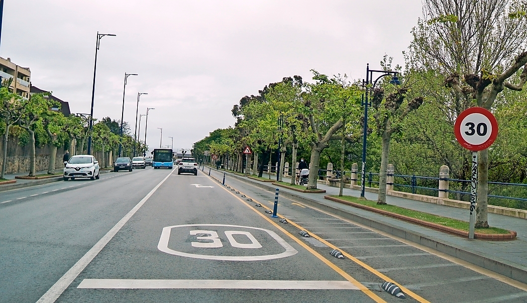 La gran mayor&iacute;a de las calles de la ciudad, al tratarse de v&iacute;as de un solo carril por sentido de circulaci&oacute;n, pasar&aacute;n a estar limitadas a 30 kil&oacute;metros por hora. / HARDY