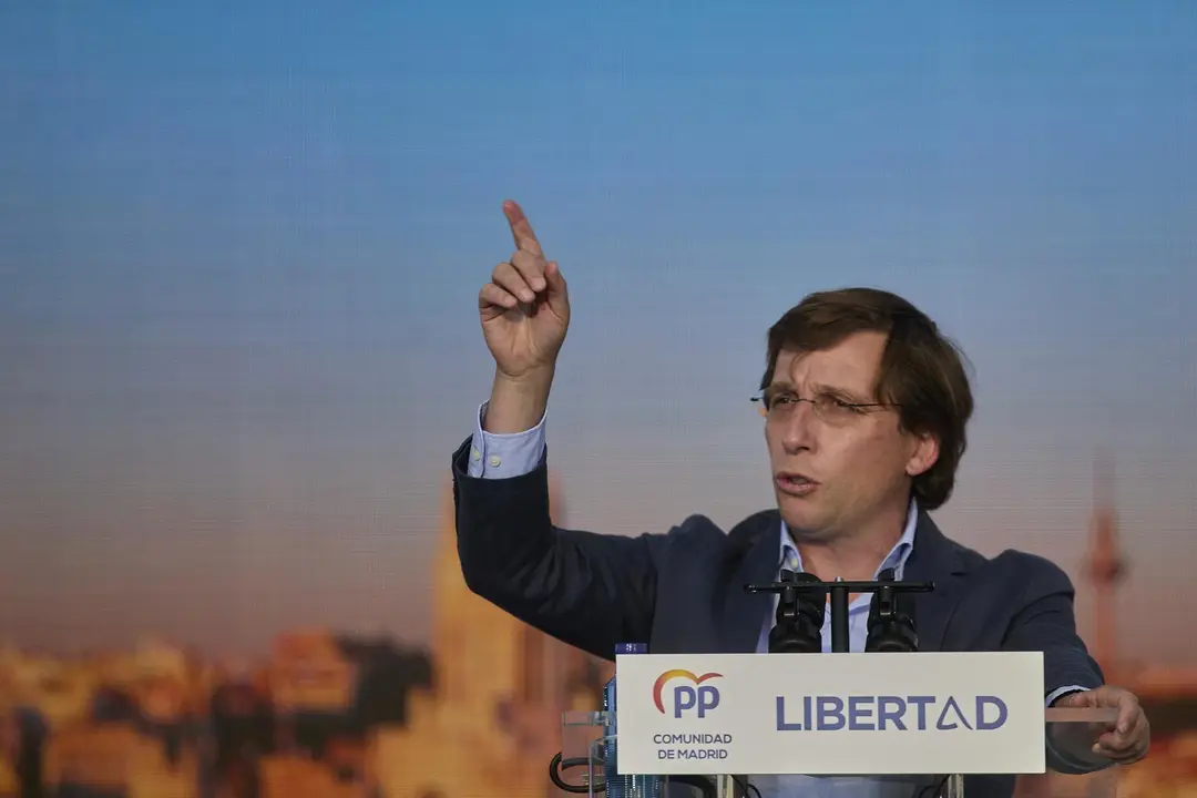 El alcalde de Madrid, Jos&eacute; Luis Mart&iacute;nez-Almeida interviene en el &uacute;ltimo acto de campa&ntilde;a del partido, en el barrio de Salamanca, a 2 de mayo de 2021, en Madrid (Espa&ntilde;a). El PP pone fin a su campa&ntilde;a electoral en el barrio de Salamanca, principal feudo de l