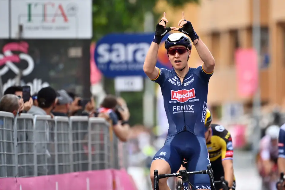 09 May 2021, Italy, Novara: Belgian cyclist Tim Merlier of team Alpecin-Fenix celebrates as he crosses the finish line to win the 2nd stage of the 104th edition of the Giro d'Italia cycling race, 179 km from Stupinigi (Nichelino) to Novara. Photo: Massimo Paolone/LaPresse via ZUMA Press/dpa
Massimo Paolone / LaPresse via ZUM /  DPA
9/5/2021 ONLY FOR USE IN SPAIN