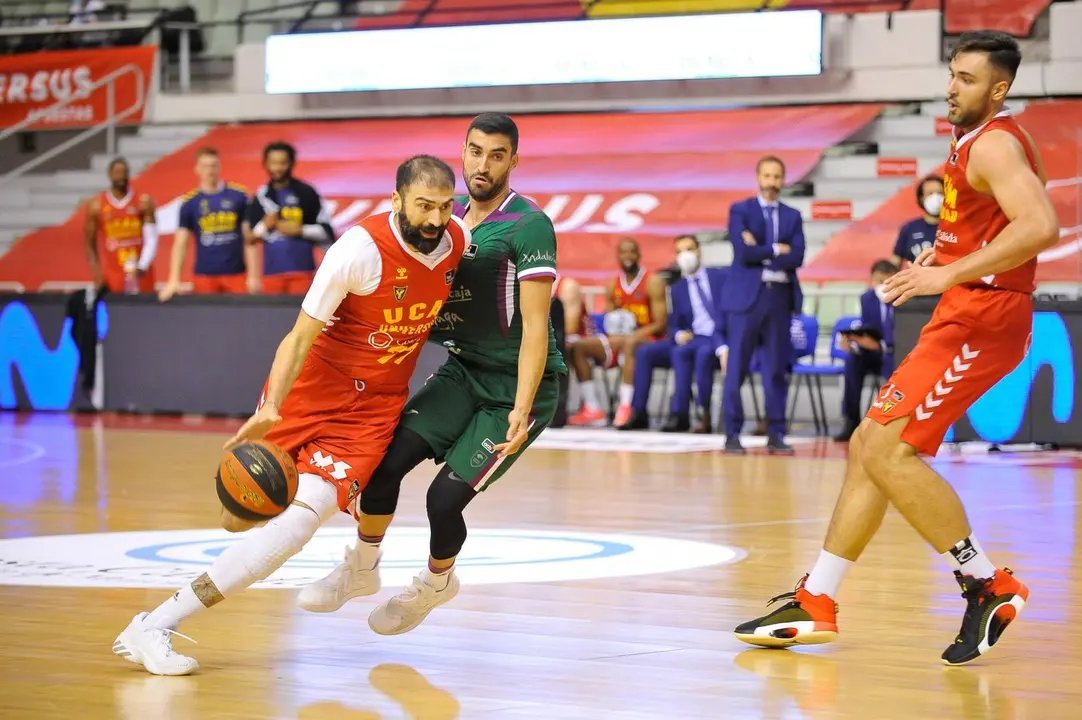 Vaseliaidis intenta penetrar defendido por Jaime Fern&aacute;ndez en el UCAM Murcia-Unicaja de la Liga Endesa 2020-2021