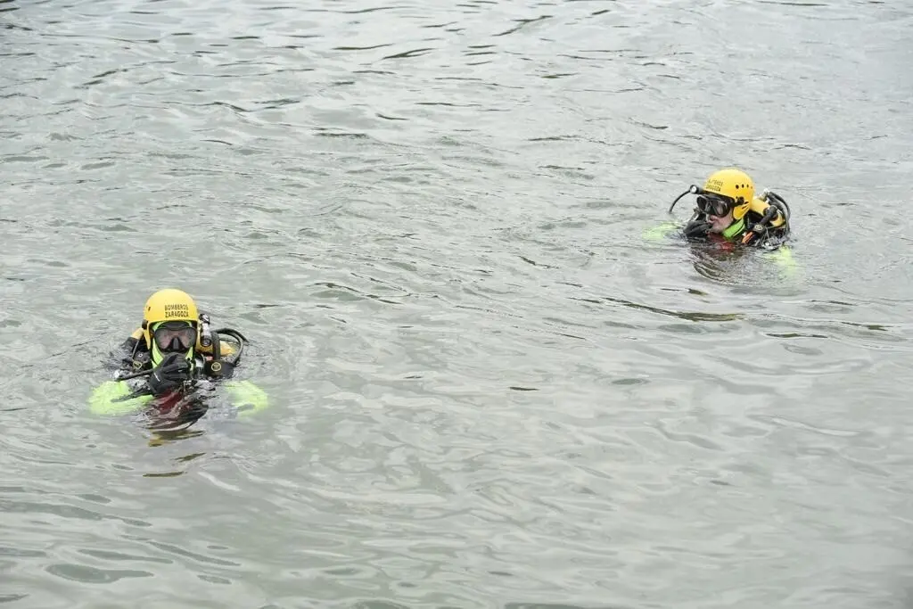 Los Bomberos suspenden el operativo de b&uacute;squeda subac&uacute;atico del ni&ntilde;o desaparecido en el Ebro.