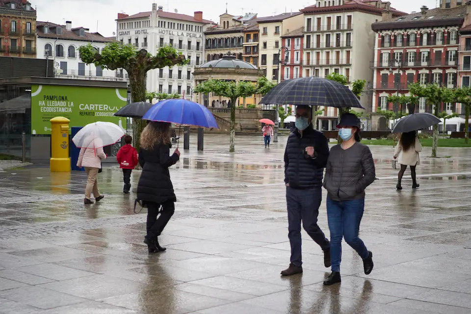 Varias personas caminan por la ciudad de Pamplona, en el primer d&iacute;a sin el estado de alarma, a 9 de mayo de 2021, en Pamplona, Navarra (Espa&ntilde;a). El estado de alarma que el Gobierno decret&oacute; por segunda vez hace seis meses acab&oacute; a las 00.00 horas de este domingo 9 de mayo. En Navarra esto ha dado lugar al levantamiento del cierre perimetral, pero no al del toque de queda, que se mantiene entre las 23.00 y las 06.00 horas. Adem&aacute;s, se permite ampliar a las 22 horas el horario de las terrazas en hosteler&iacute;a.
09 MAYO 2021;ESTADO DE ALARMA;PAMPLONA;NAVARRA
Eduardo Sanz / Europa Press
9/5/2021