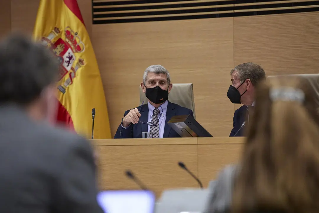 El presidente de la Corporaci&oacute;n RTVE, Jos&eacute; Manuel P&eacute;rez Tornero (i), conversa en una Comisi&oacute;n Mixta de Control Parlamentario de la Corporaci&oacute;n RTVE y sus Sociedades,  a 29 de abril de 2021, en la Sala Prim del Congreso de los Diputados, Madrid, (Espa&ntilde;a). 