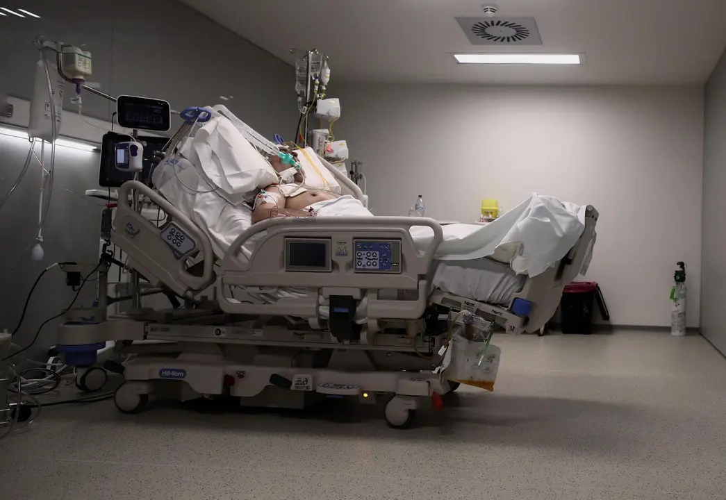 Un enfermo en una cama de la UCI del Hospital de Emergencias Isabel Zendal, Madrid (Espa&ntilde;a), a 20 de enero de 2021. 