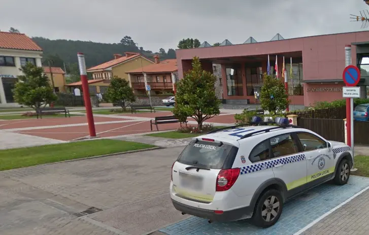 Un coche de polic&iacute;a local frente al Ayuntamiento de Miengo. / ALERTA